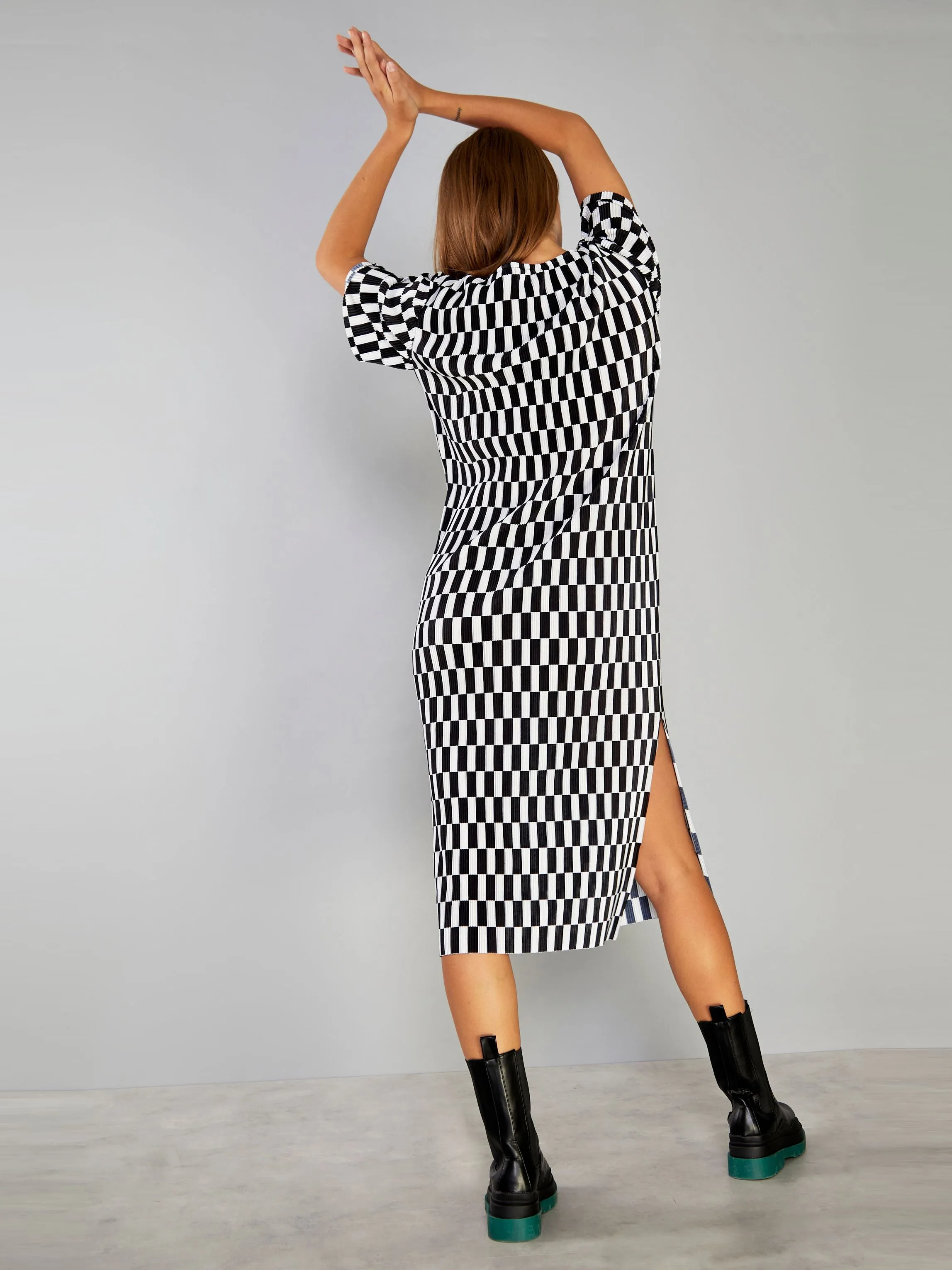 Glamorous Mono Check Plisse Pattern Midi Dress